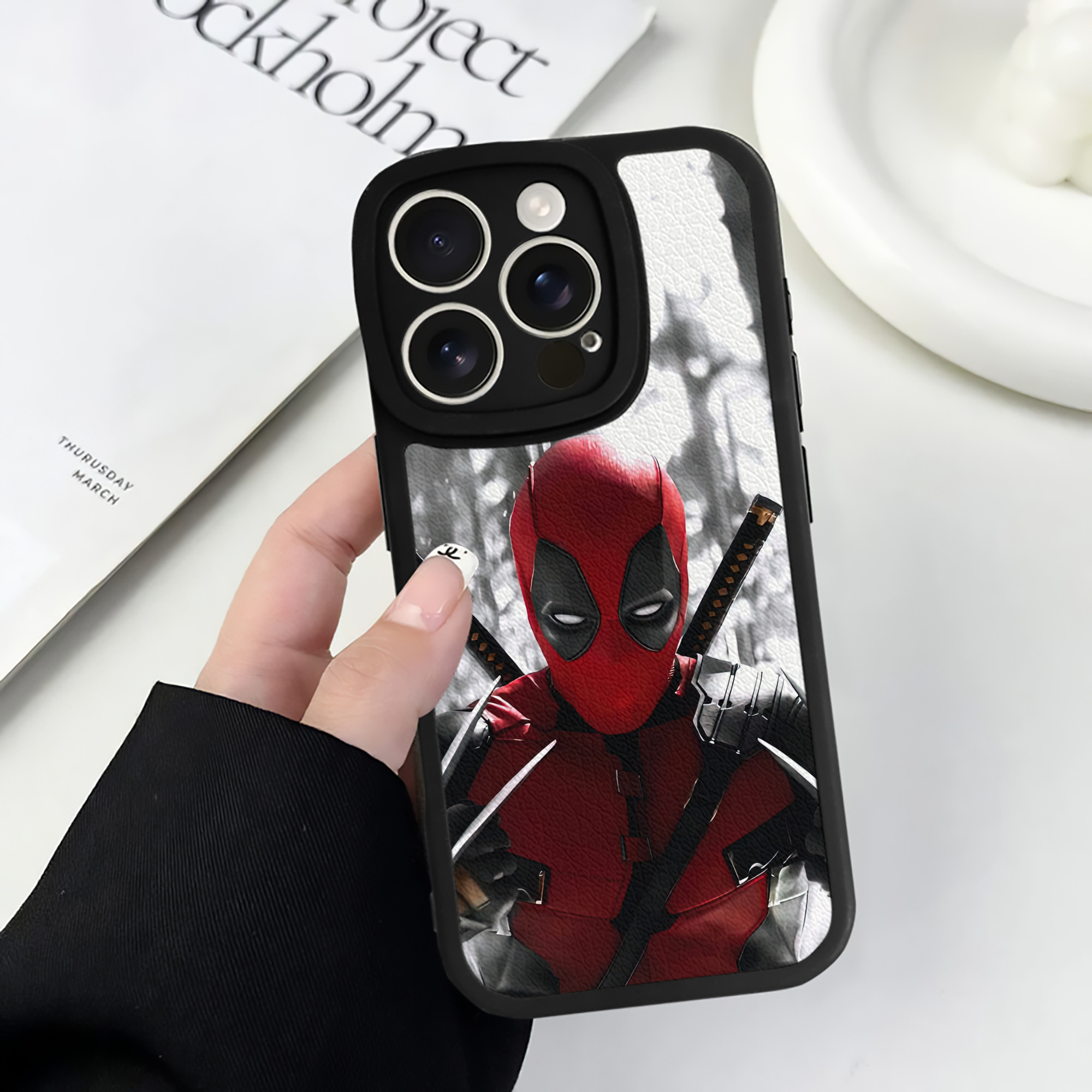（画像用） Deadpool デッドプール 【iPhone 16シリーズ対応】シリコンスマホケース（レザー調） 材質：シリコン